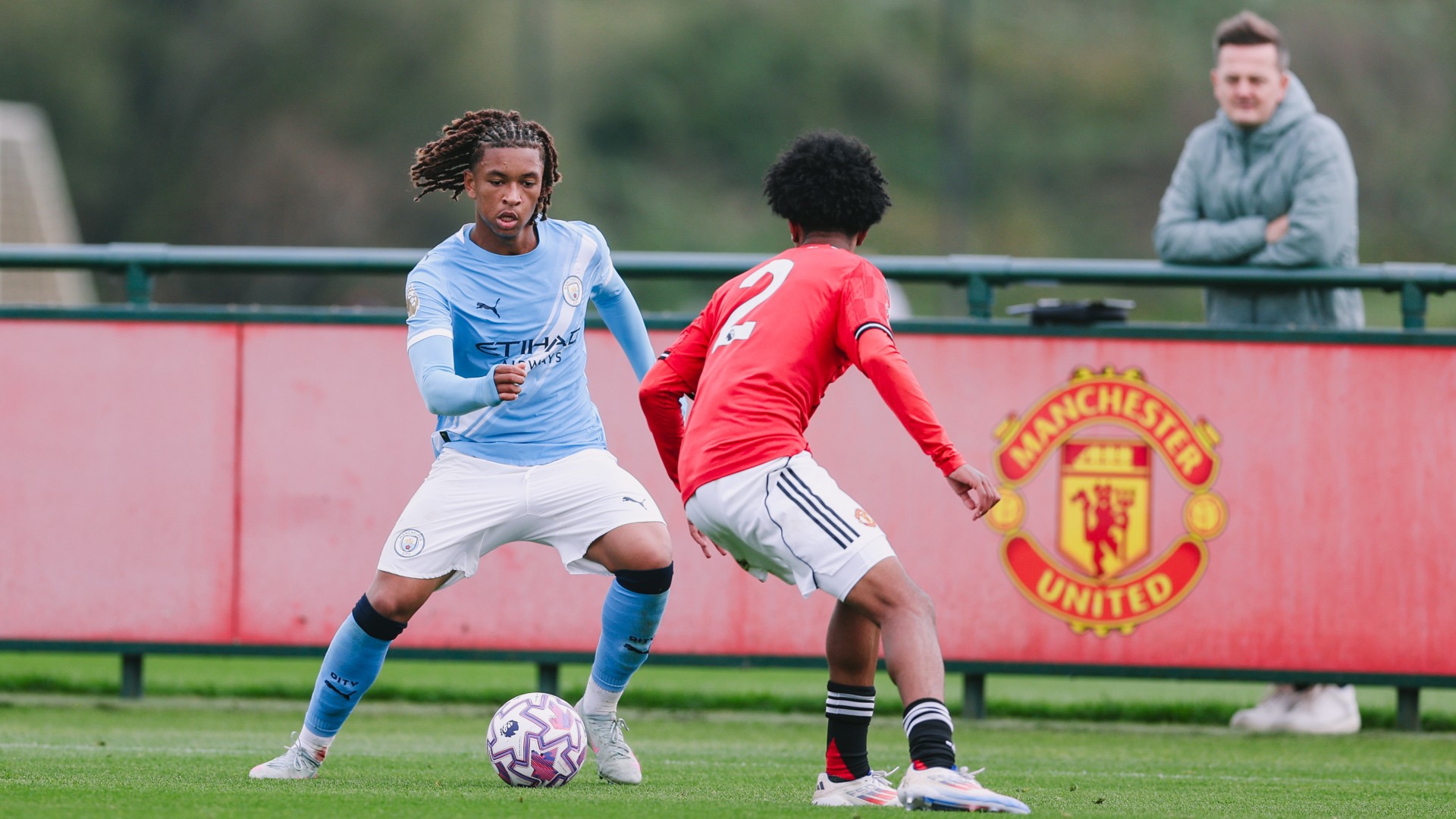 ONE-ON-ONE : Floyd Samba takes on Yuel Helafu. 