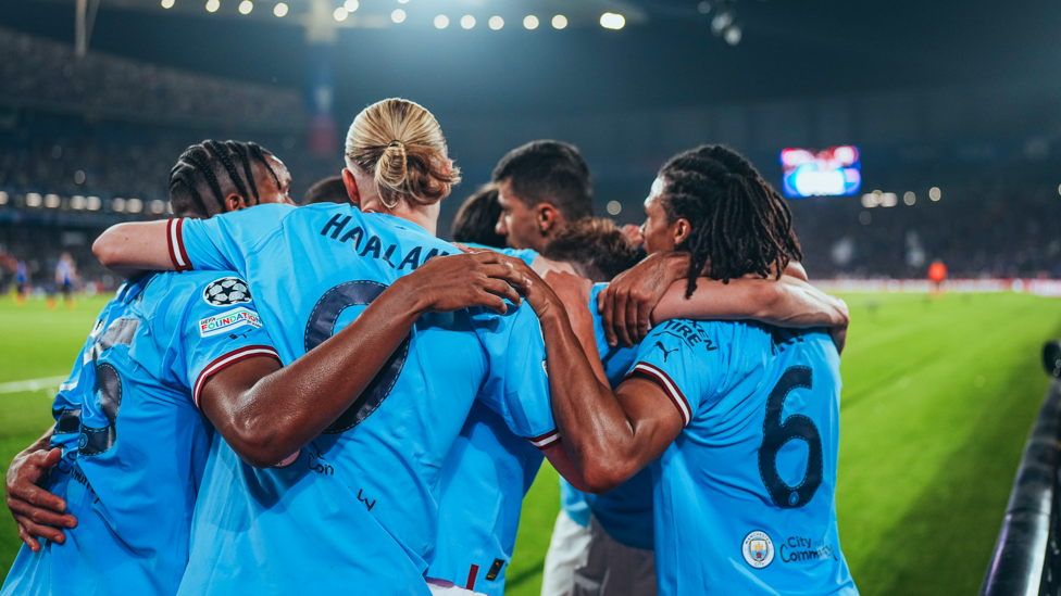BERPELUKAN : Pemain kami merayakan gol luar biasa Rodri