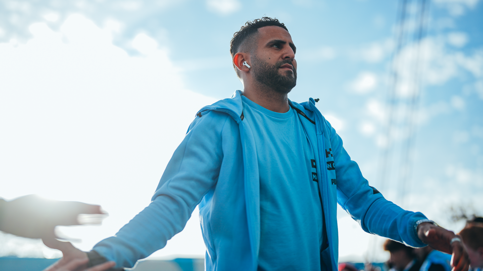 RIYAD NA RETA: Mahrez chega e cumprimenta os torcedores no Etihad Stadium.