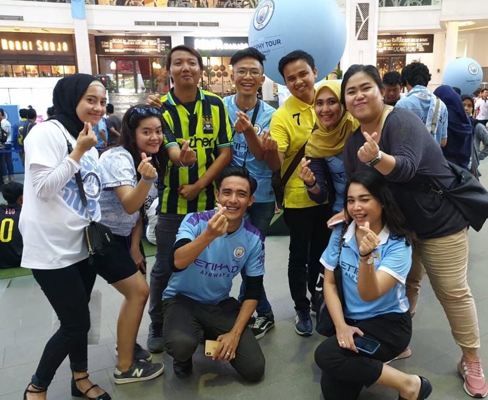 TROPHY TOUR: Tia bersama teman-teman MCSCI dan Fans Club Malaysia di Trophy Tour Jakarta 