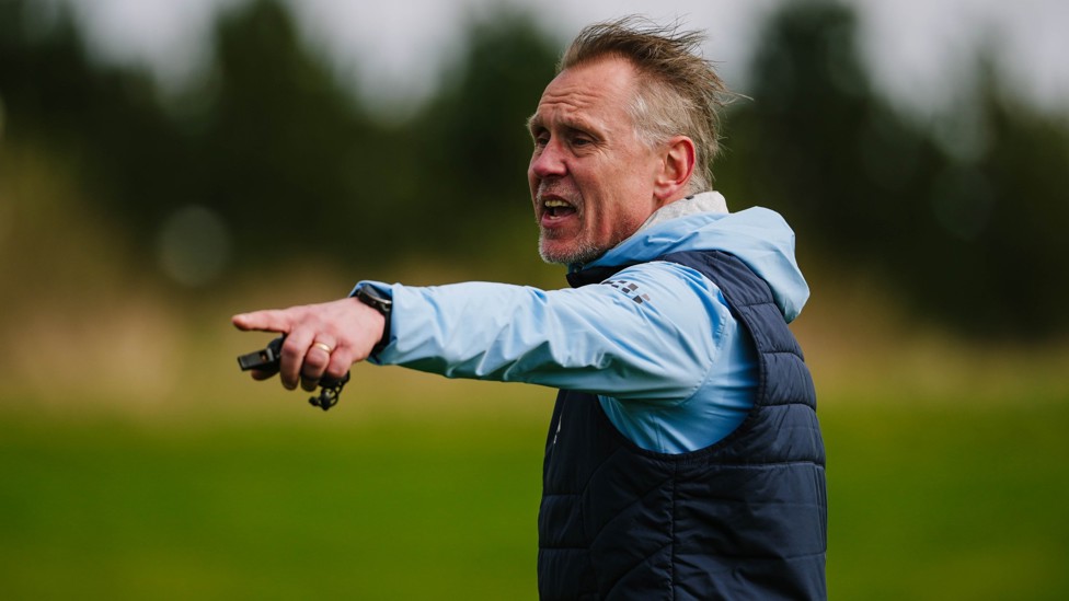 THE BOSS  : Jeglertz issues instructions.