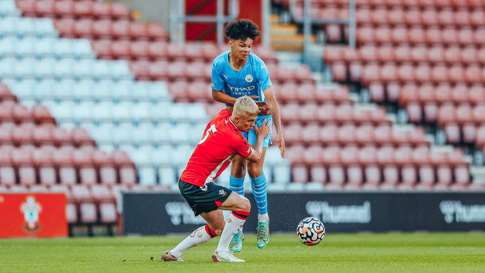 50:50 : Nico O’Reilly battles for possession with Jem Hewlett