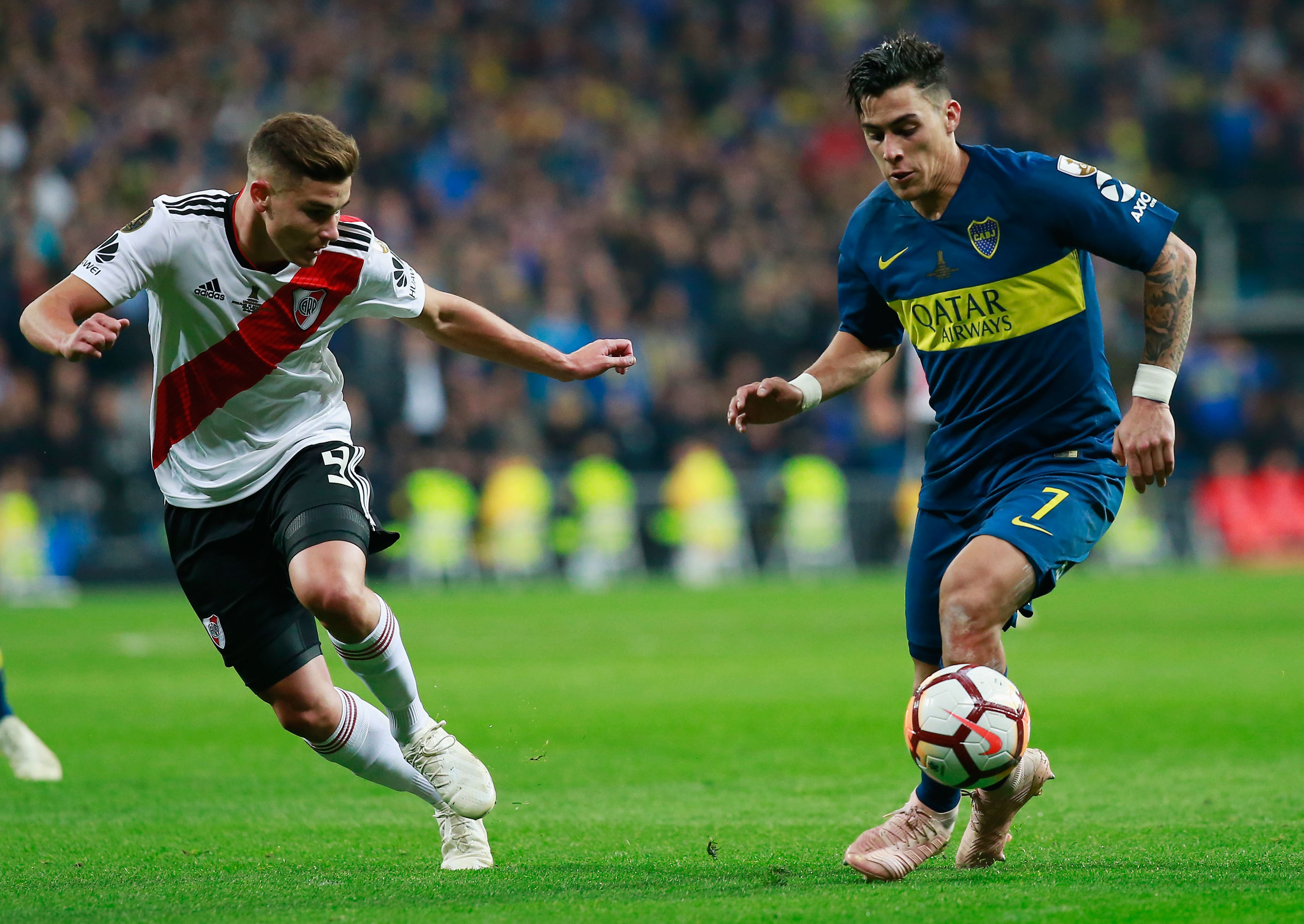 CAMPEÃO PELO RIVER : Álvarez marca Cristian Pavon, do Boca, na final em Madrid. 
