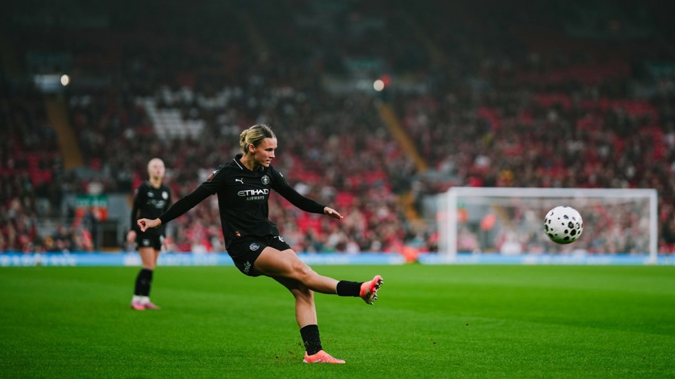 在混音器中 ： Kerstin Casparij 将一个危险的球打进