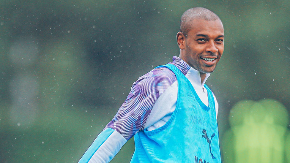 PRIA BRASIL : Hujan juga tidak mengubah pikiran positif dari seorang Fernandinho!