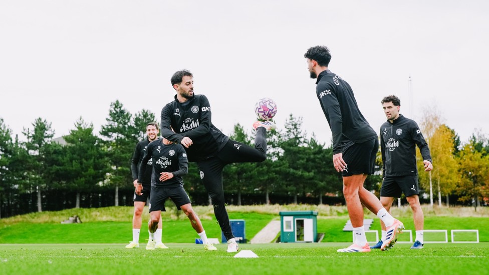 TOUCH OF GENIUS : Bernardo Silva with the flick