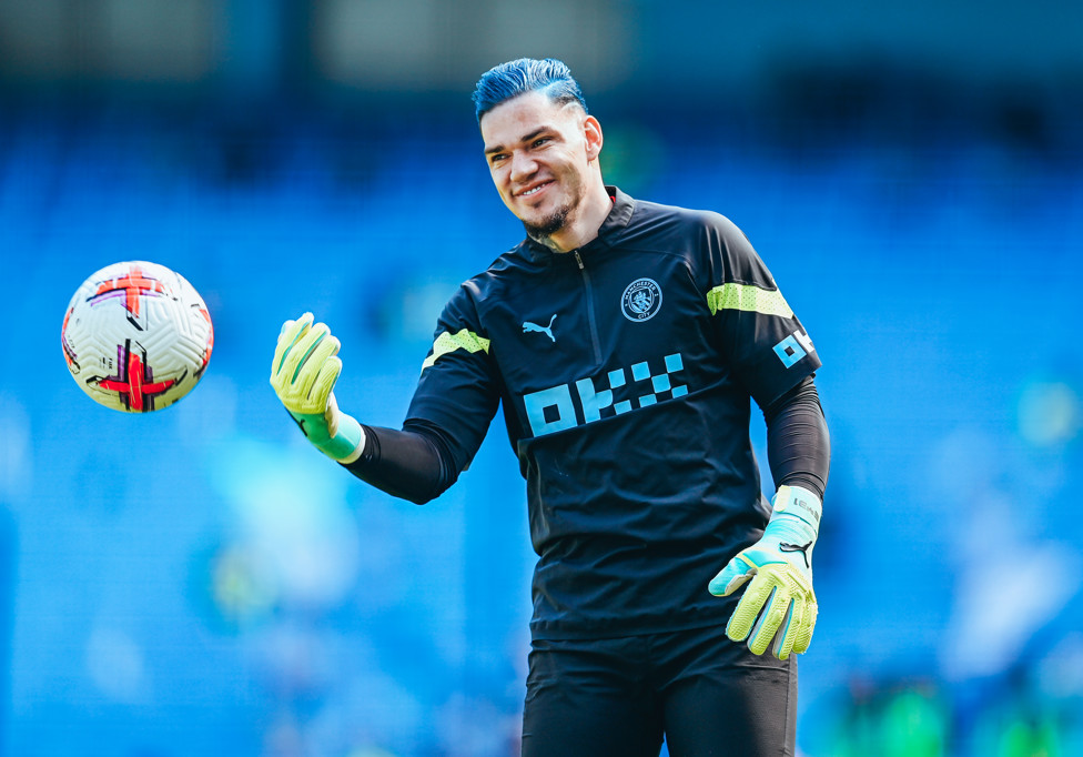 DE CABELO AZUL : Ederson aquece antes do jogo contra o Chelsea, em 21 de maio.