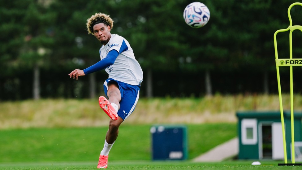 SAMBA STYLE : Floyd with the free-kick