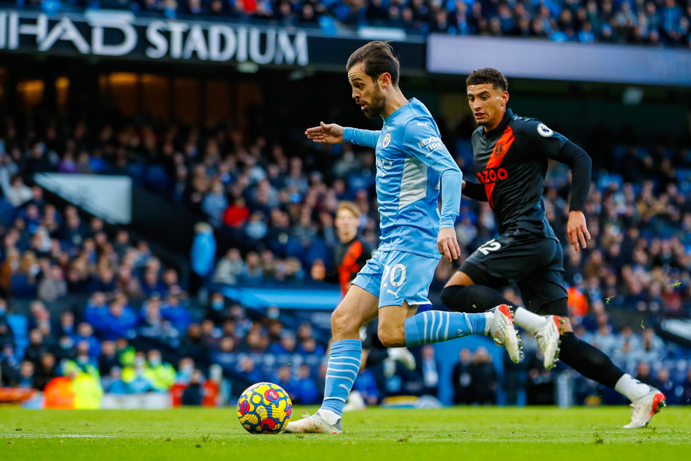 ÚLTIMA VEZ NO ETIHAD  : Bernardo Silva carrega a bola no último encontro entre os dois times em Manchester, com vitória do City por 3 a 0.