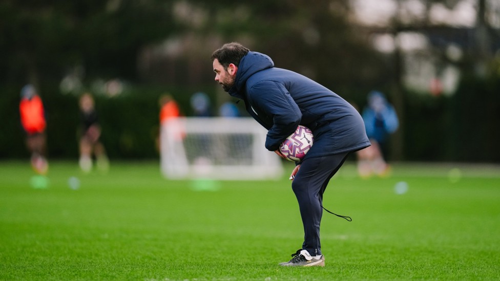 THE BOSS : Oliver Reiss watches his team train.