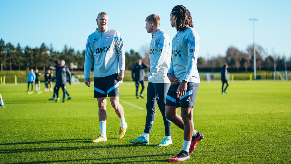 PRONTOS: Erling Haaland, Kevin De Bruyne e Nathan Ake se preparam para a próxima atividade.