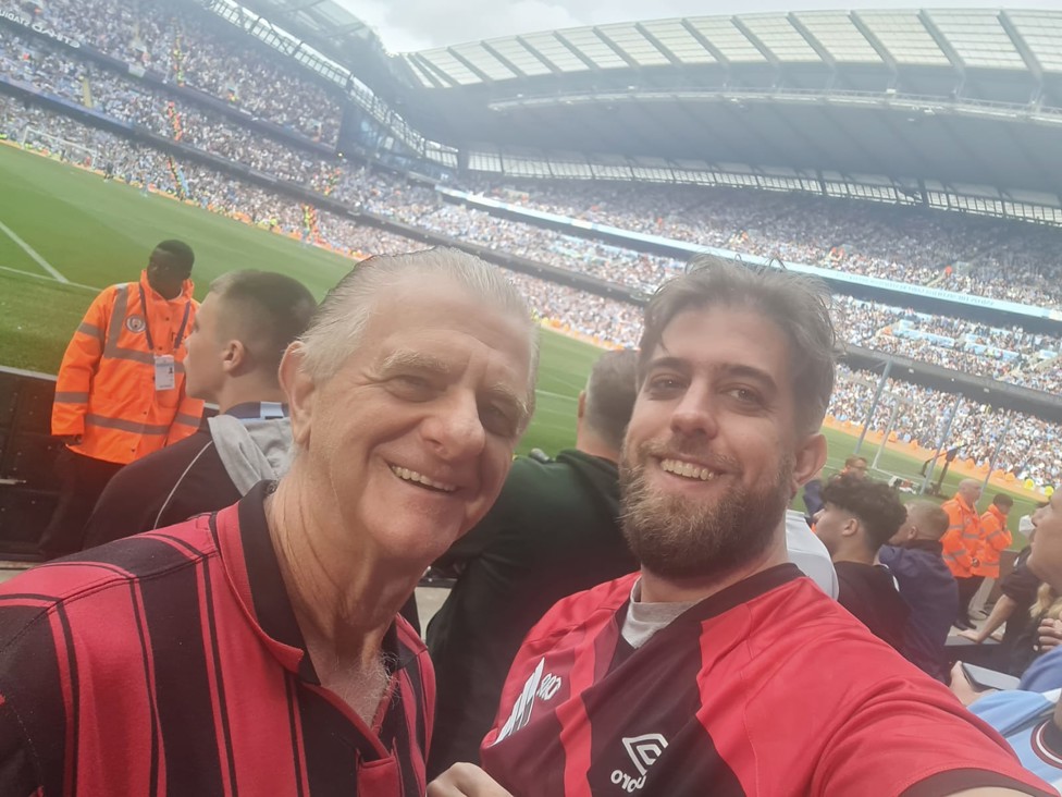 NO ETIHAD  : André e o pai, Rubens, na partida contra o Aston Villa. 