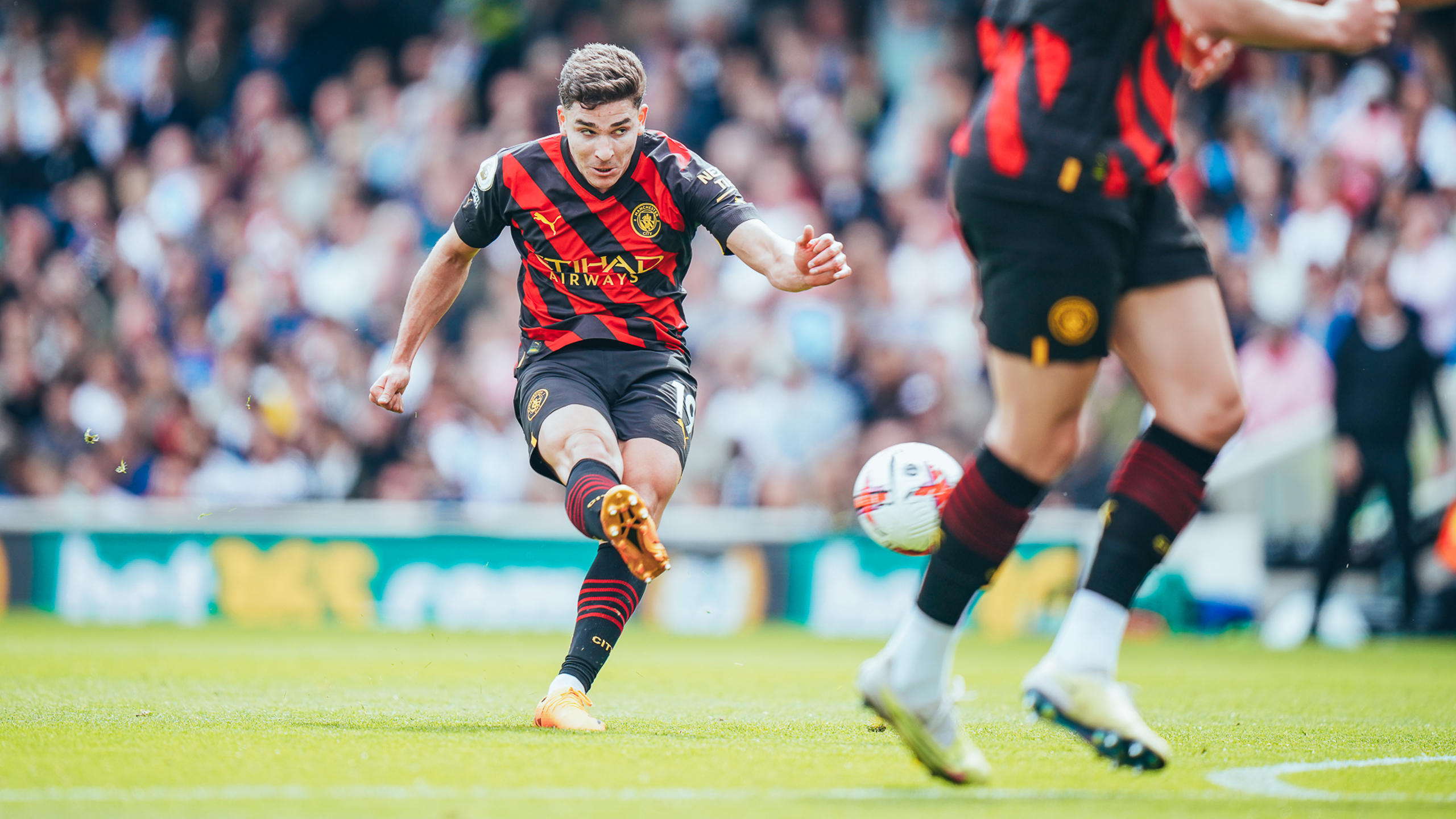 Gallery: Alvarez stunner sees City go top!