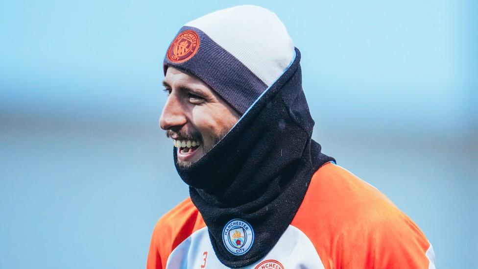 WARM SMILE : Ruben Dias is well protected from the cold