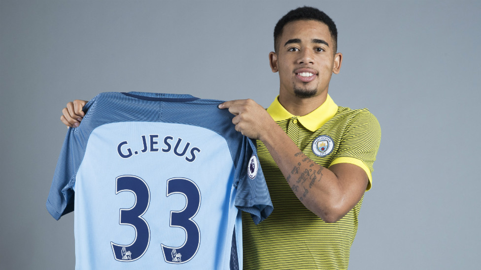 NEW BLUE : Jesus poses with the No.33 shirt.