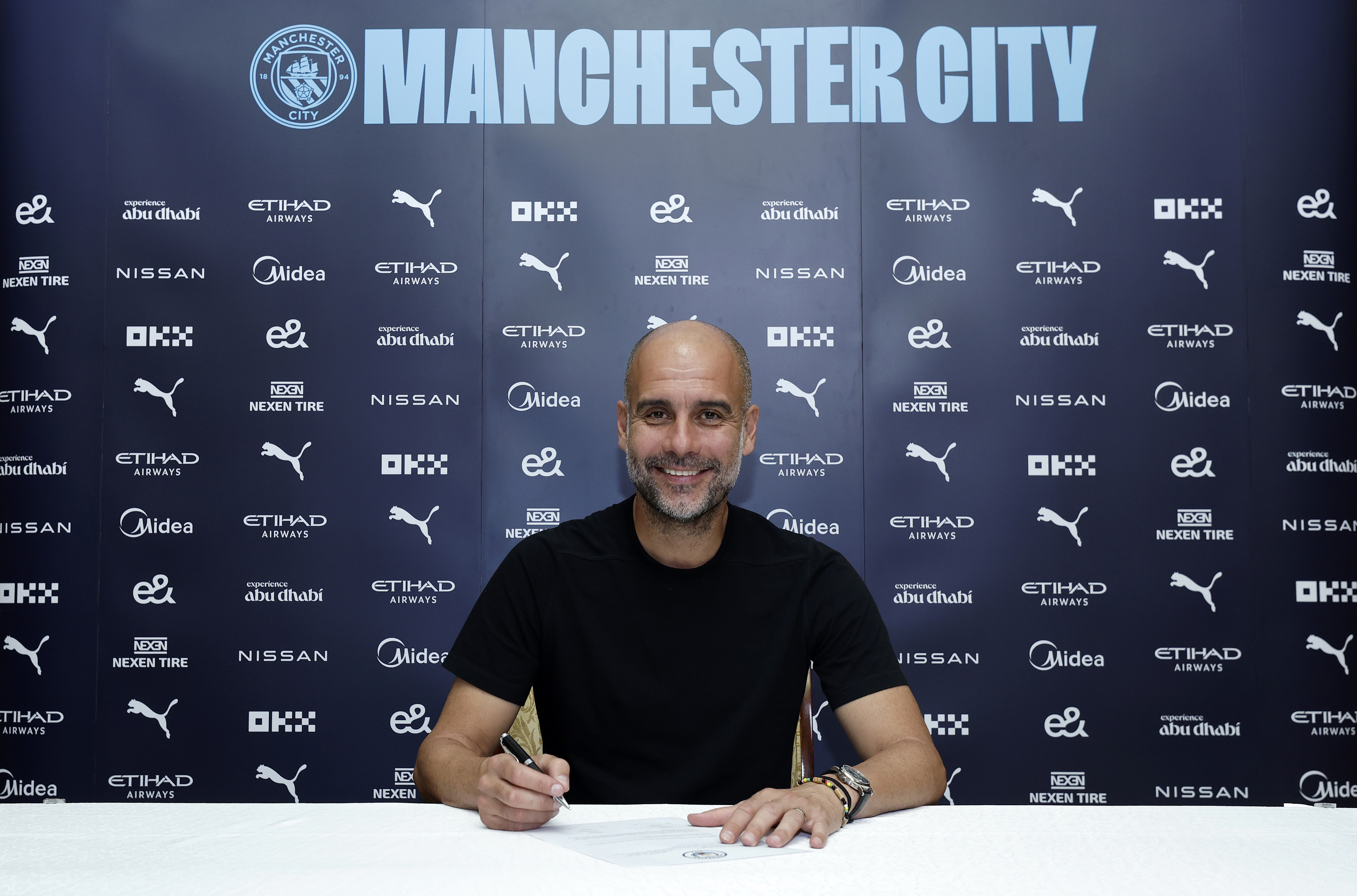 CONTRATO RENOVADO  : Pep ficará no clube pelo menos até o final da temporada da 2024-25.