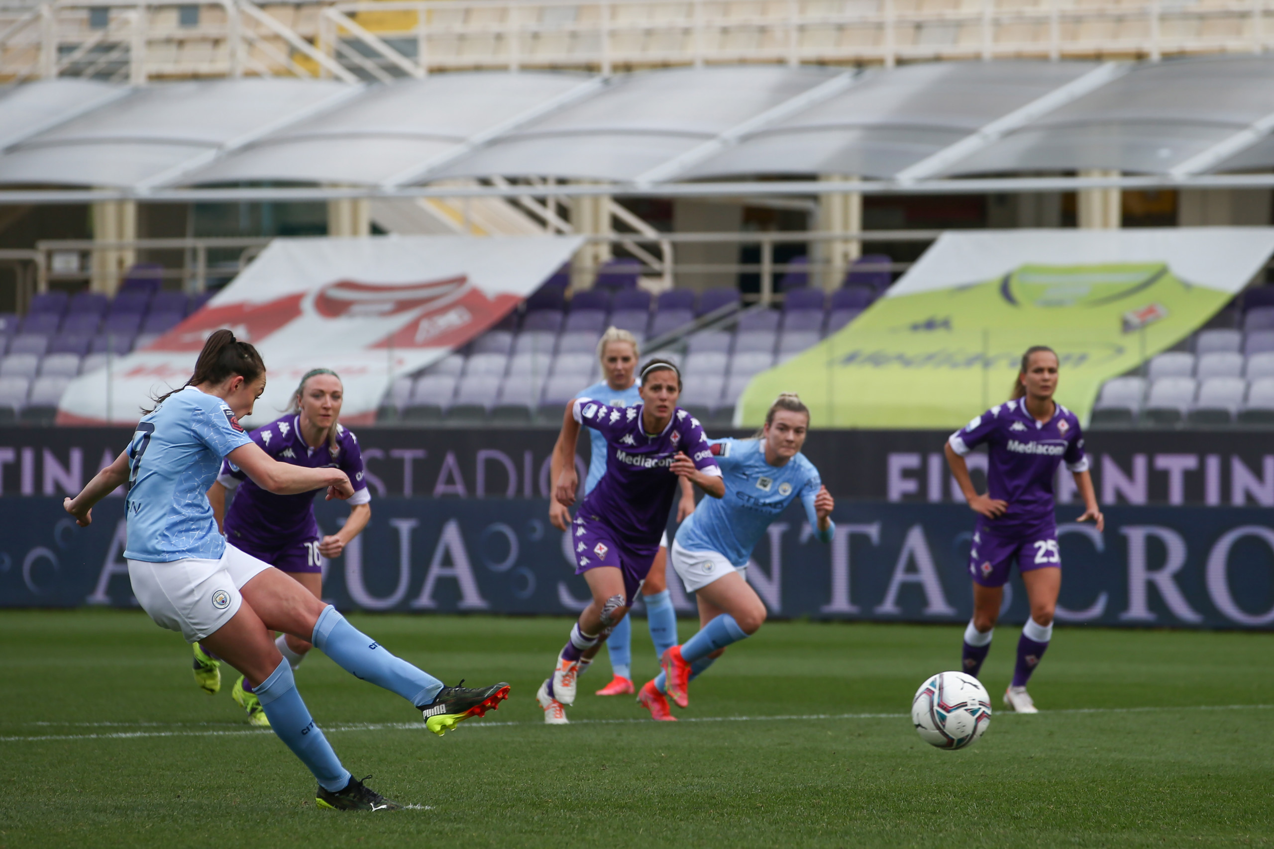 City goleia Fiorentina fora de casa pela WUCL