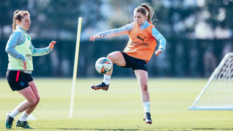 AGILITY : Jess Park nips in ahead of Keira Walsh.