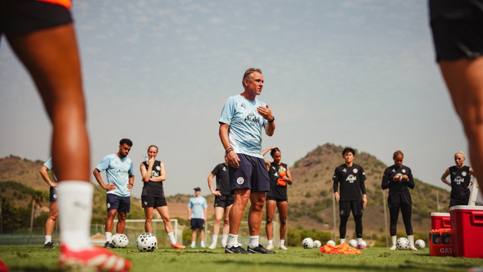 THE BOSS : Andree Jeglertz talks to his squad. 