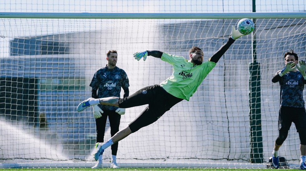 GIGIO! At full stretch!