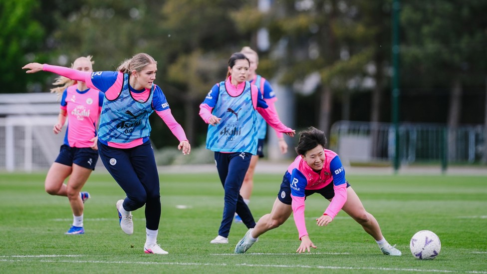 RACE IS ON : Chasing after the ball