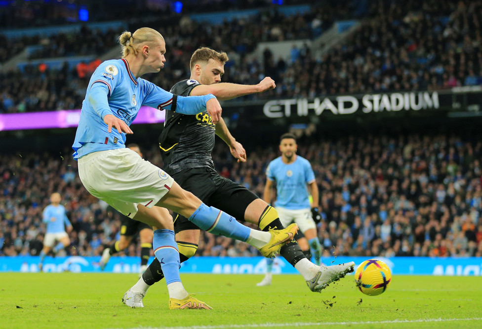 COM AÇÚCAR : Haaland dá assistência perfeita para Gundogan fazer o segundo gol do City e ampliar o placar.