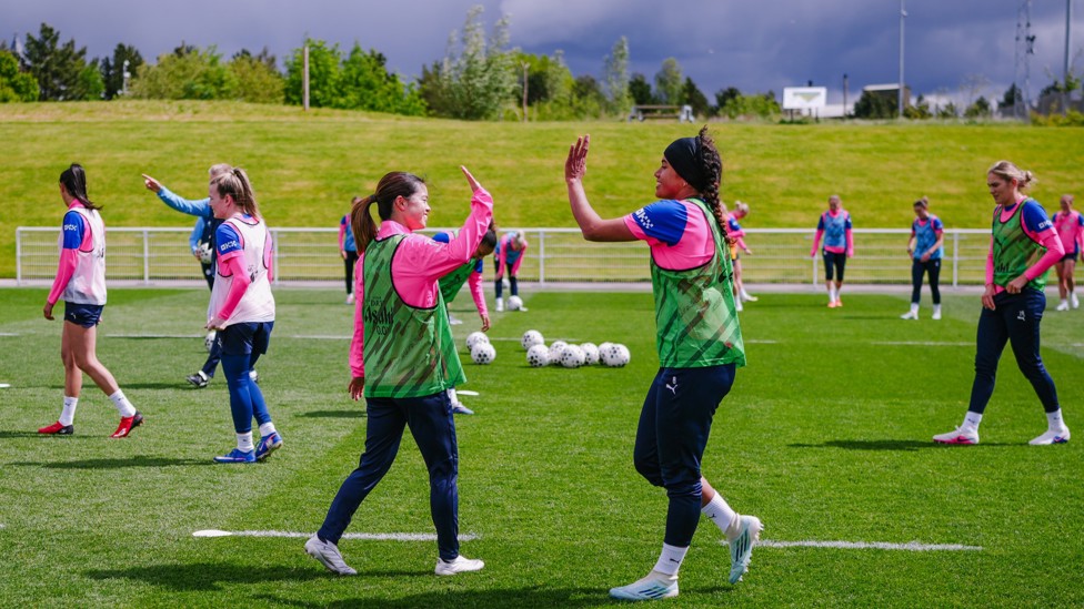 UP TOP : Yui Hasegawa and Mary Fowler high-fiving!