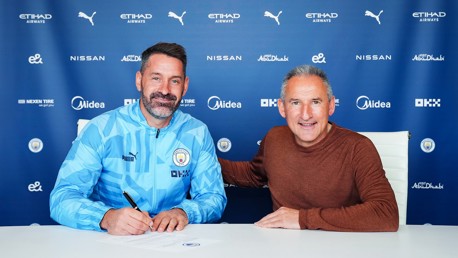 Carson signs new one-year deal 