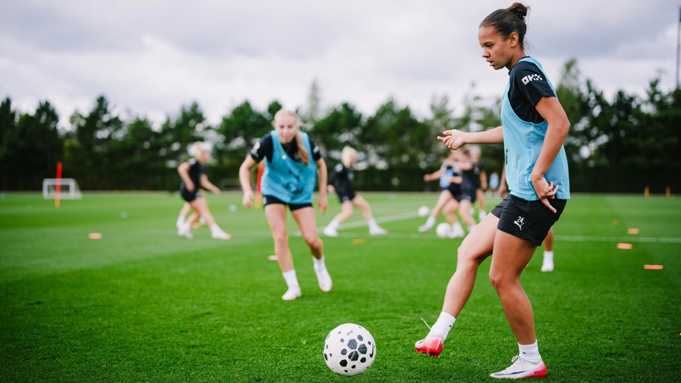 PICK A PASS : Beney finds a team-mate