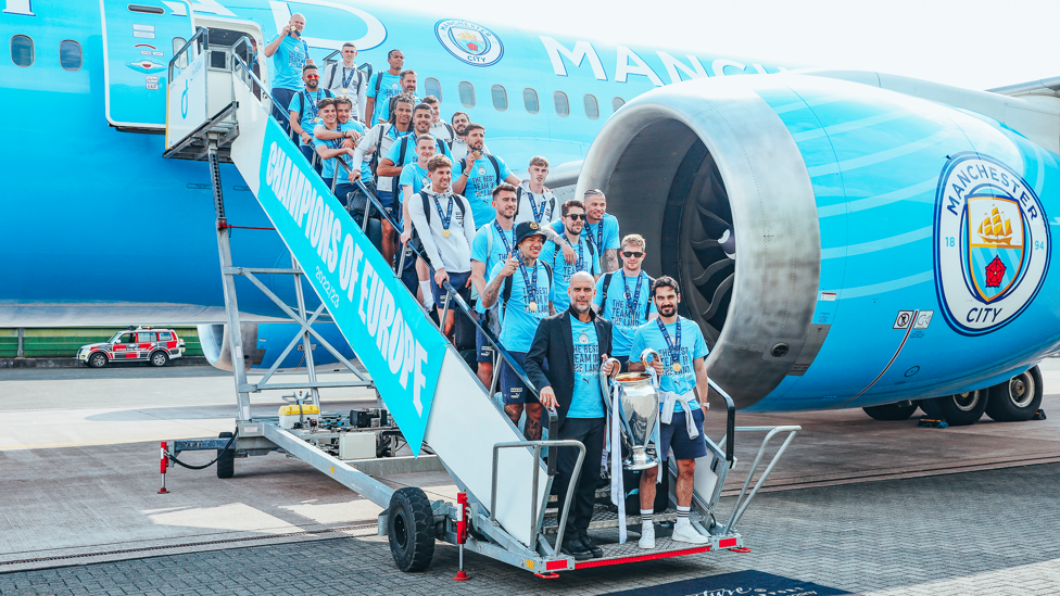HOMECOMING  : City tiba kembali di Manchester dengan tas tangan ekstra.