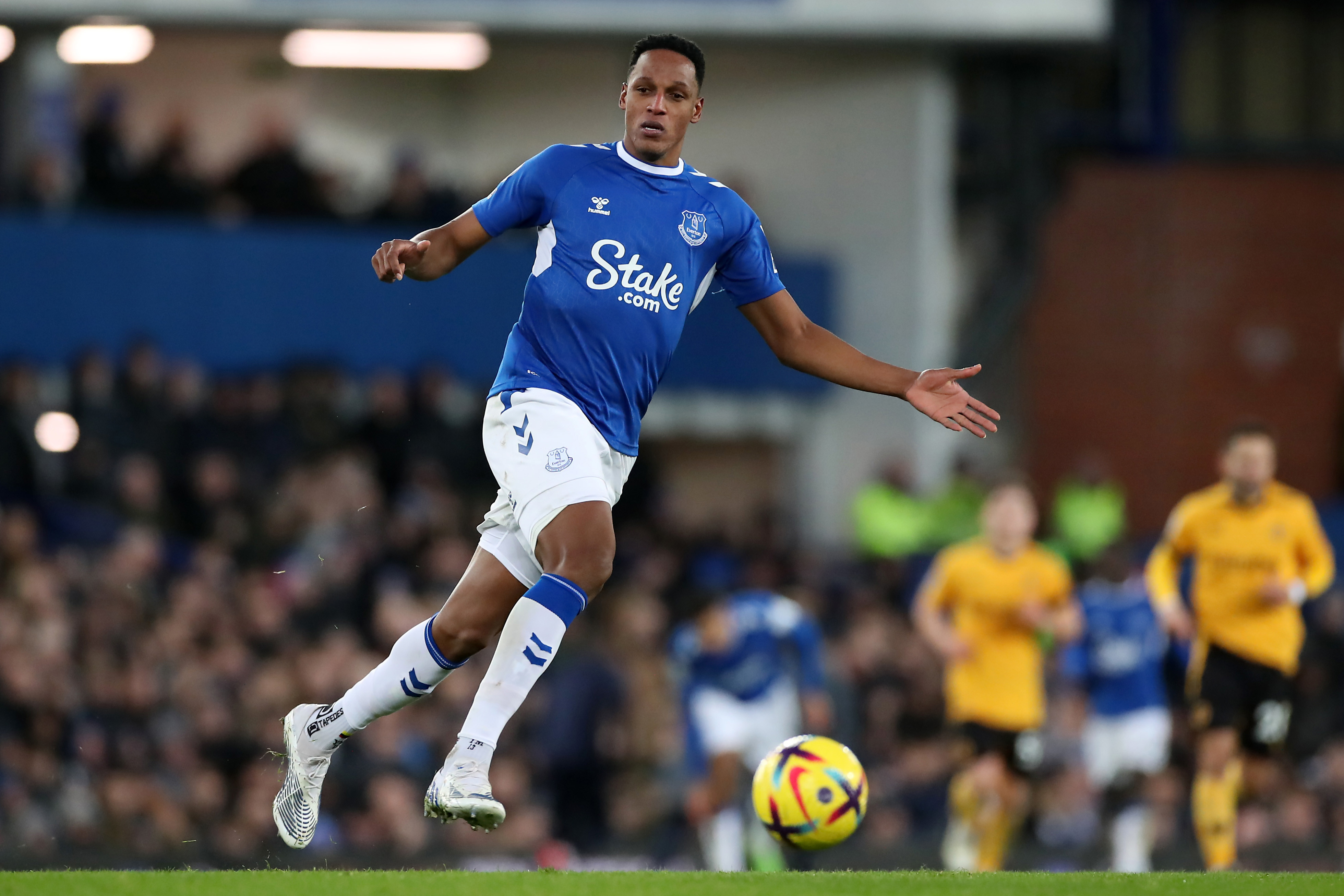 YERRY MINA  : O zagueiro foi titular do Everton contra o Wolverhampton. 