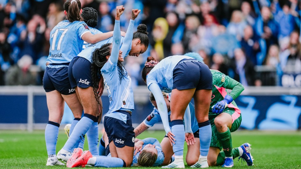 CELEBRATIONS : The players mob Knaak
