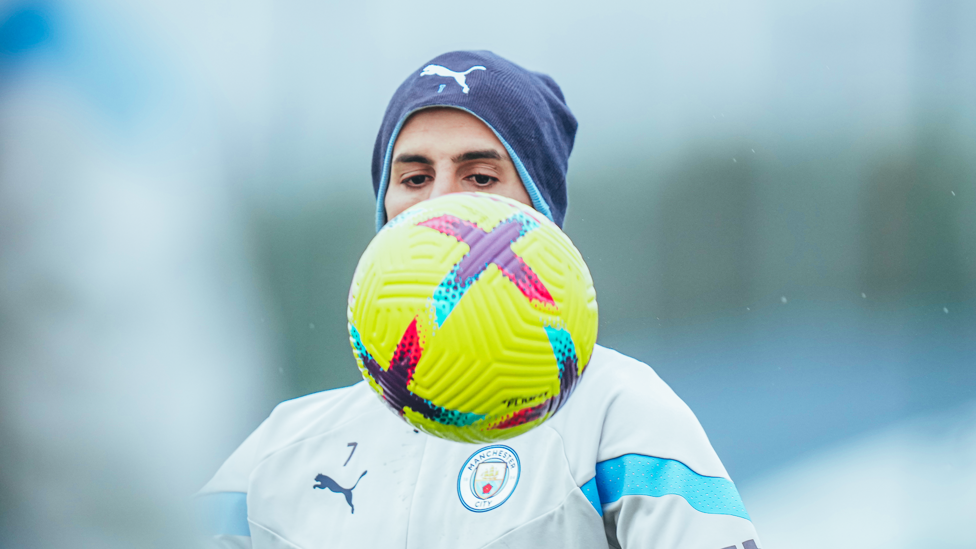 OLHO NELA  : João Cancelo não perde a bola de vista no treino de hoje.