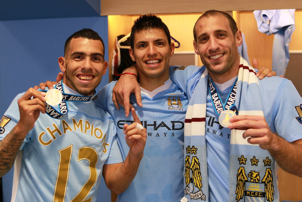 Tévez, Sergio e Pablo Zabaleta celebram a Premier League de 2012.