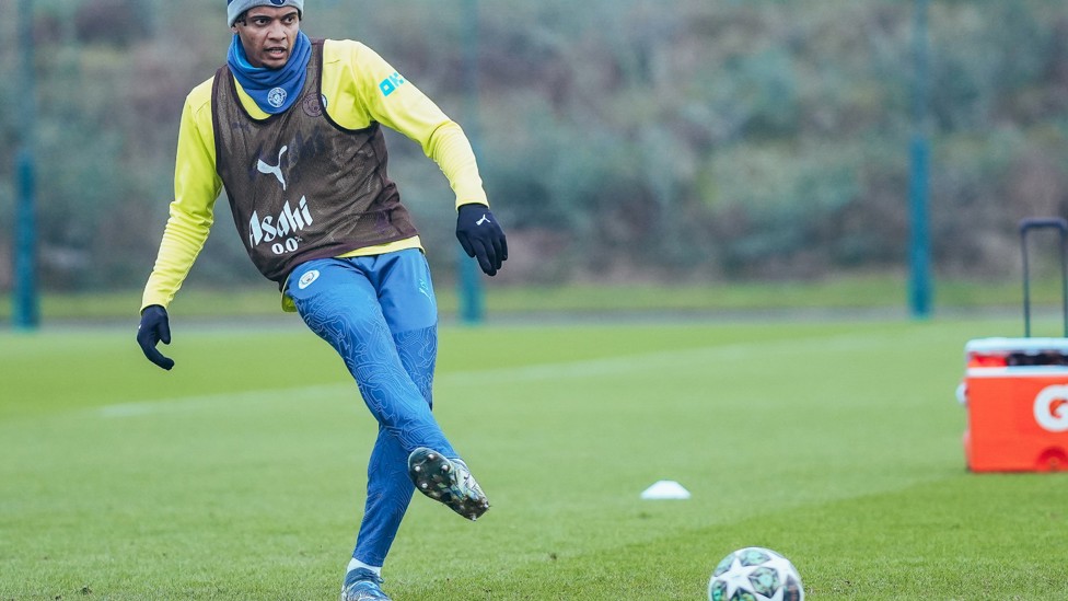 SWISS ROLL : Manuel Akanji with a slide rule pass