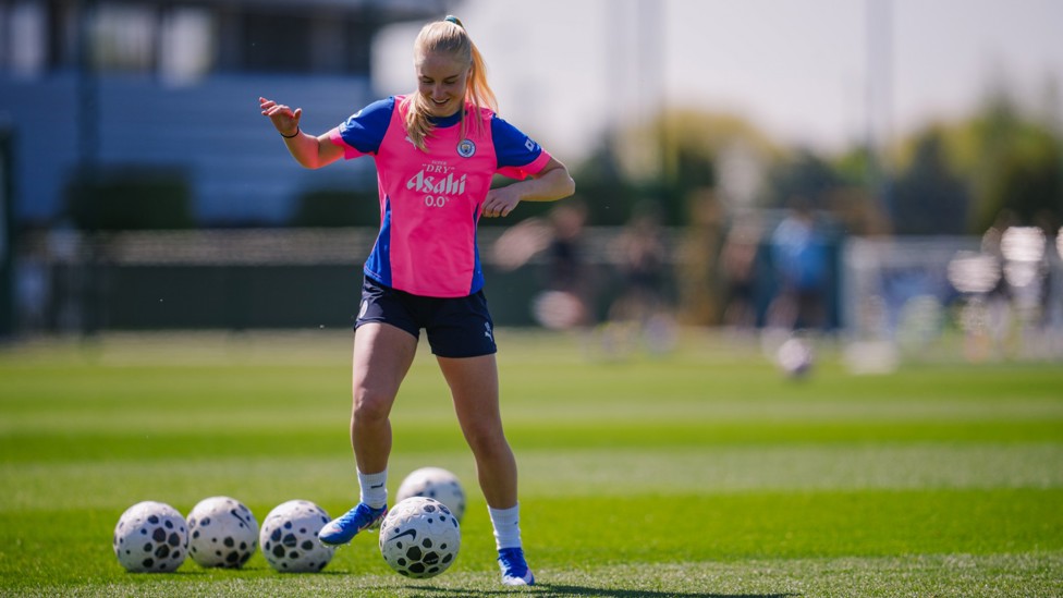 ON THE BALL  : Laura Blindkilde Brown collects.