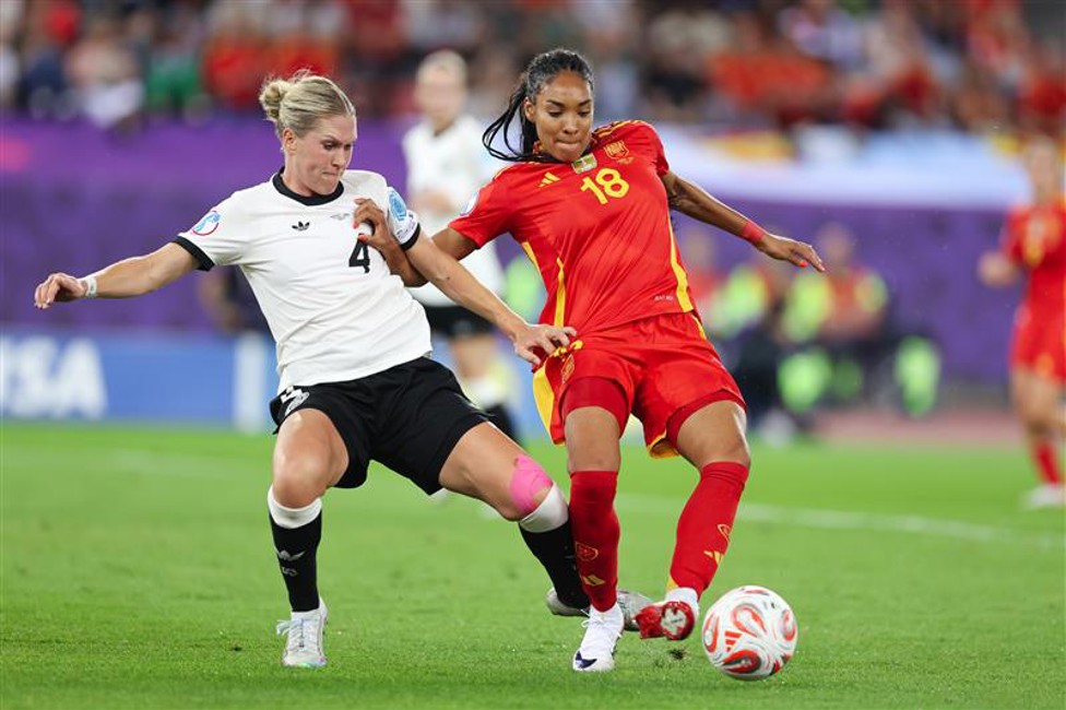 FINAL-BOUND : Rebecca Knaak and Sydney Lohmann's tournament came to an end in the semis, but Leila Ouahabi's Spain reached the final at their expense