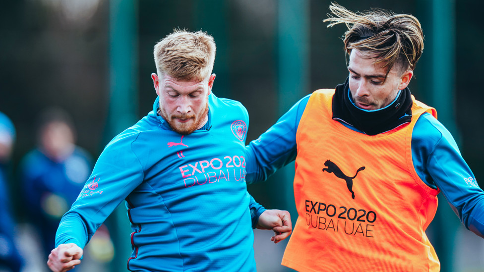 DALAM TEKANAN : Jack Grealish ganggu Kevin De Bruyne.