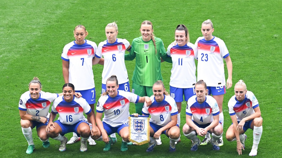 ONCE INICIAL : Alex Greenwood y Lauren Hemp, titulares.