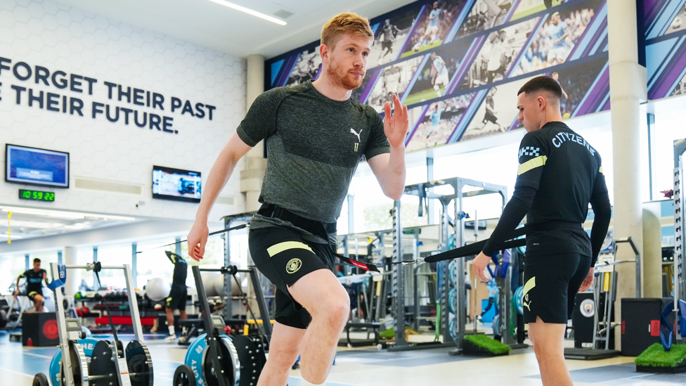 MIDFIELD MAESTROS  : Kevin De Bruyne puts in the work with Phil Foden in the background