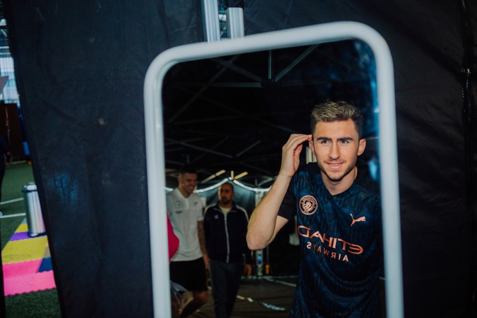 Aymeric Laporte regarde le kit d'un peu plus près...