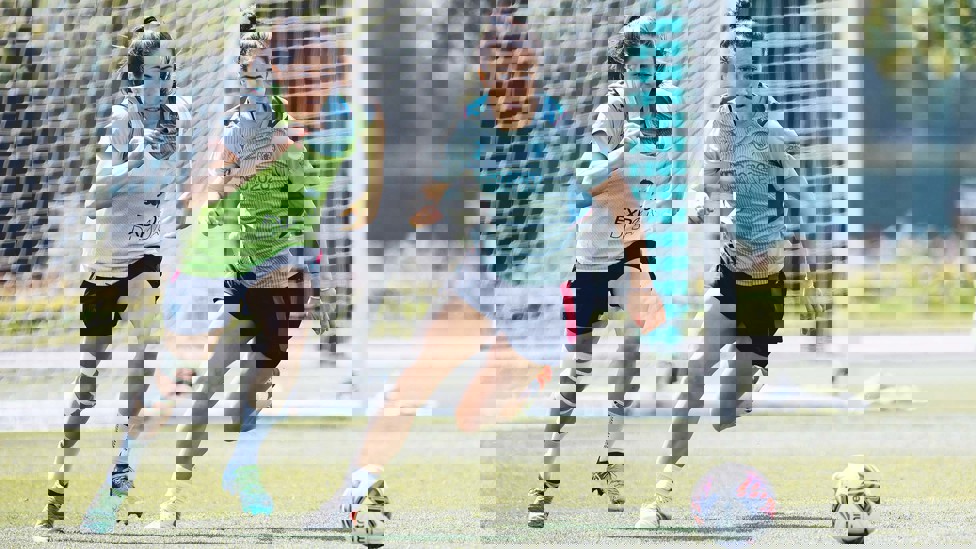 RACE IS ON : Vicky Losada and Lucy Bronze chase after the loose ball
