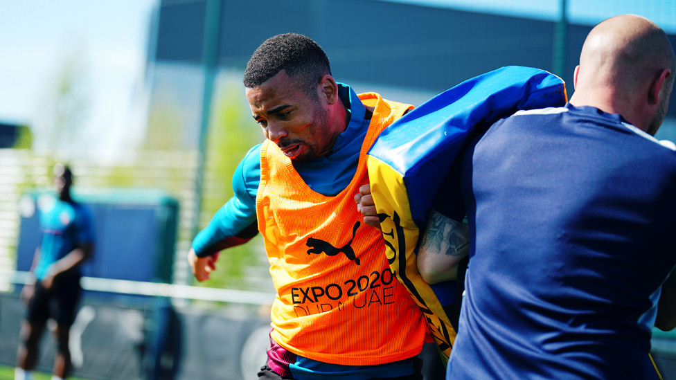 PHYSICAL : Maximum effort from Gabriel Jesus.