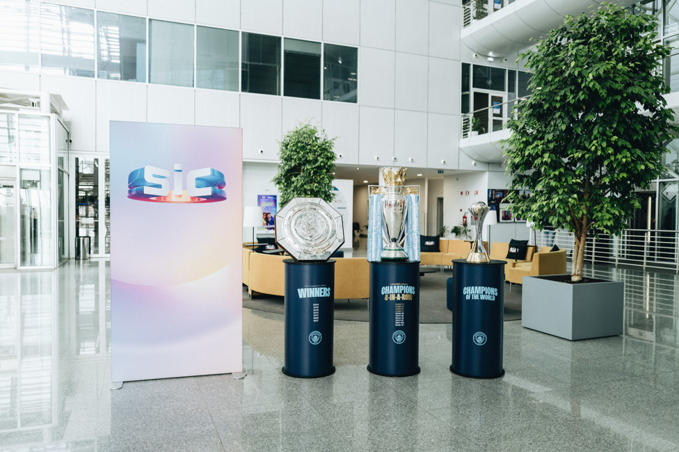 Os troféus chegam à SIC, canal de televisão público em Portugal.