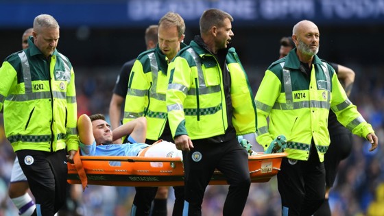 FRUSTRASI: Aymeric Laporte terpaksa keluar lapangan akibat cedera di babak pertama.