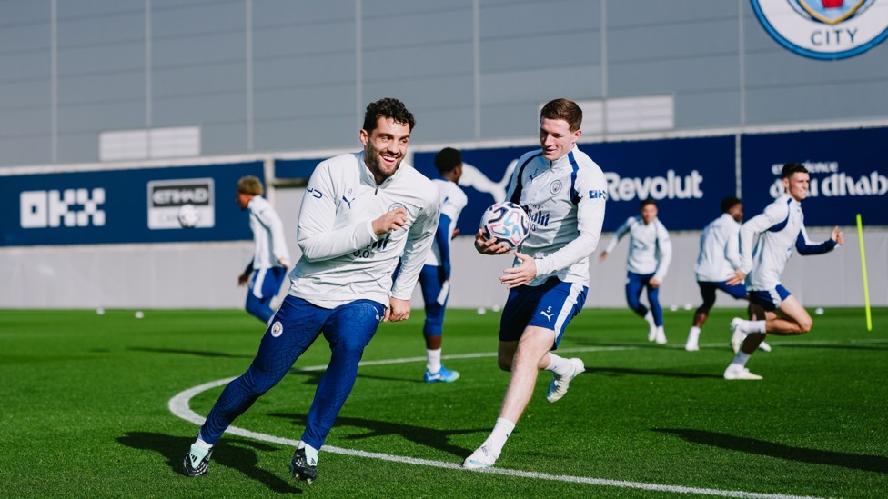 CHASE TIME : Elliot Anderson goes after Mateo Kovačić