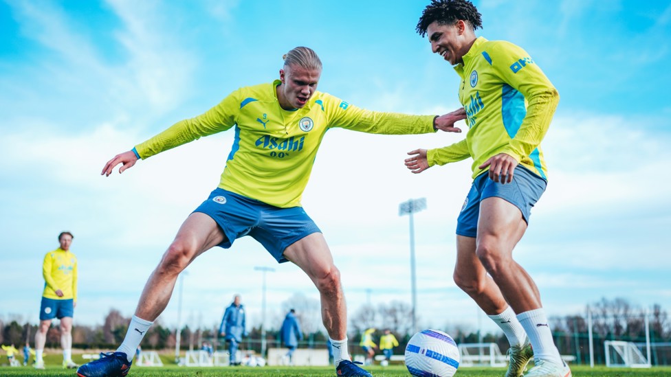 TOUCH TIGHT  : Haaland and Rico Lewis duel. 
