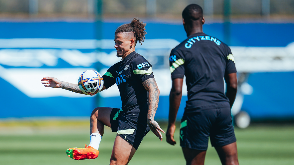 TERKENDALI : Kalvin Phillips kuasai bola