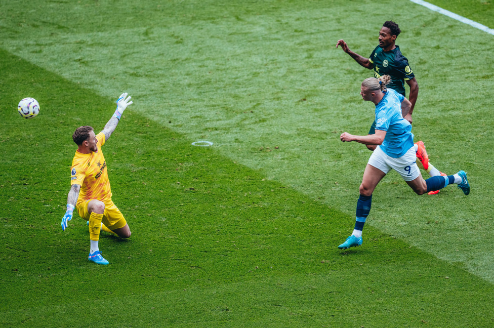 Haaland faz de cavadinha contra o Brentford. 