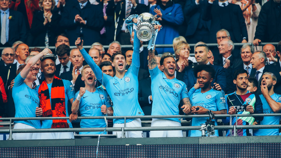 MELENGKAPI KOLEKSI: John mengangkat Piala FA setelah mengalahkan Watford pada Mei 2019.